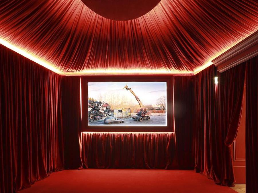 Primo Piano, CINEMA DA CAMERA. Un piccolo cinema auditorium per trenta persone, con drappeggi in velluto rosso, nel quale gli spettatori possono assistere a film sperimentali. Il primo film in programma è un'anteprima di Zeus Machine/Phoenix, un cortometraggio di ZAPRUDER filmmakersgroup, il secondo episodio di un ciclo di film dedicato ad Ercole e iniziato nel 2016.