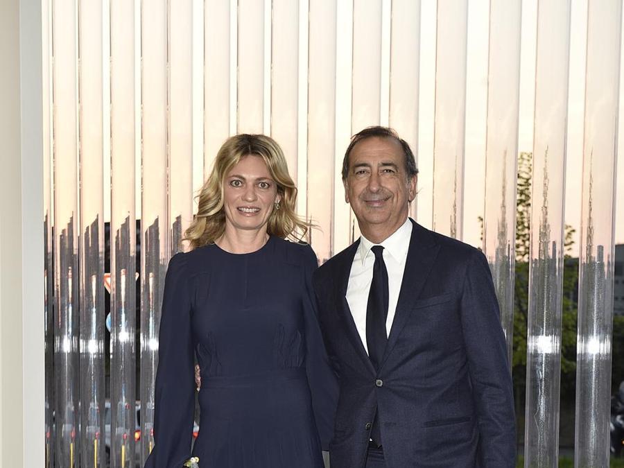 Il sindaco di Milano Giuseppe Sala con Chiara Bazoli alla Fondazione Prada 
