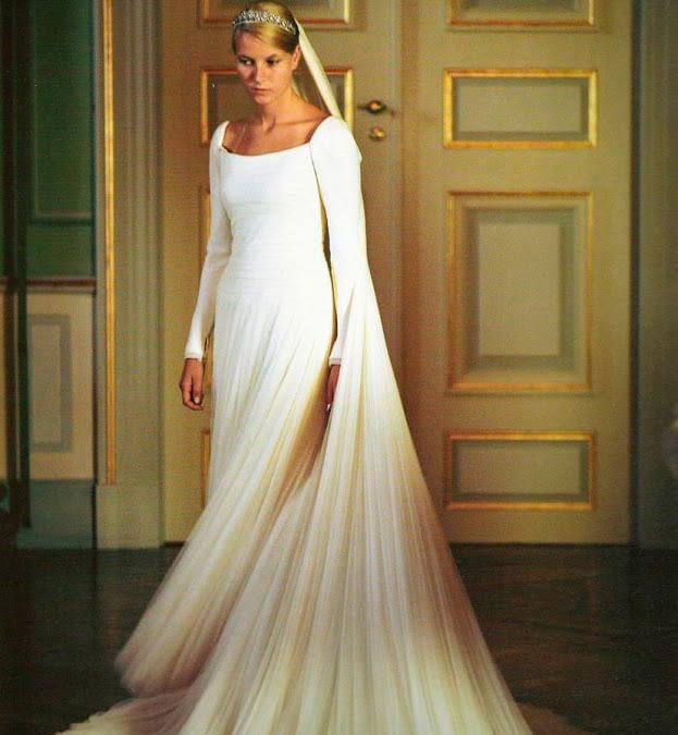 La principessa della corona norvegese Mette-Marit Tjessem Høiby ha sposato il principe Haakon nel 2001 con un abito disegnato dallo stilista Ove Harder Finseth