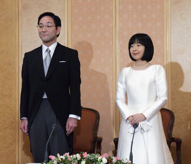 Per sposare il designer Yoshiki Kuroda nel 2005 la principessa reale del Giappone Sayako ha riunciato a tutti i suoi privilegi e titoli imperiali 