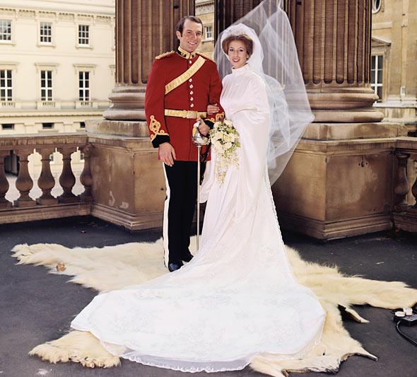 La principessa Anna, unica figlia femmina della regina Elisabetta II, il giorno delle nozze a Westminster Mark Phillips, luogotenente del 1º reggimento dei Dragoni della Regina. Era il 1973