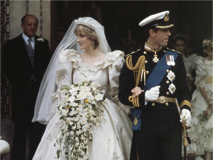 Per molti è “il” royal wedding per eccellenza: nel luglio 1981 le nozze fra lady Diana Spencer, allora 19enne, e il principe Carlo furono seguite in mondovisione da 750 milioni di persone. Diana indossava un abito di David ed Elizabeth Emanuel