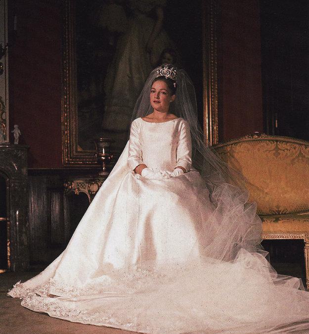 Diana d'Orleans, duchessa di Württemberg, si sposò con il duca Carlo nel 1960 indossando una delle prime creazioni di Yves Saint Laurent 