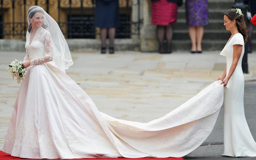 Nell'aprile del 2011 ben 2 miliardi di persone nel mondo hanno seguito le nozze di Kate Middleton con il principe William. L'abito, poi molto copiato, era una creazione di Sarah Burton per Alexander McQueen 