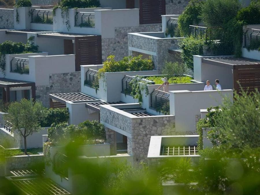 Le case a terrazza costruite nell'anfiteatro naturale della cava sono le più panoramiche. Un bilocale di 60 mq e 20 di terrazza, con pavimenti in teak e rovere e bagno arredato, costa 480 mila €, più 2000 € di spese all'anno. 