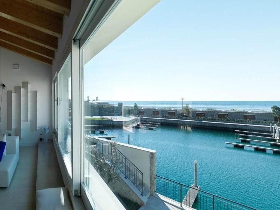 Un esempio di la villa: 90 mq con 2 camere, doppi servizi, e terrazza di 60 mq, costa 820 mila €. Le spese annue sono di 3500 €. Il posto auto parte da 41 mila €.