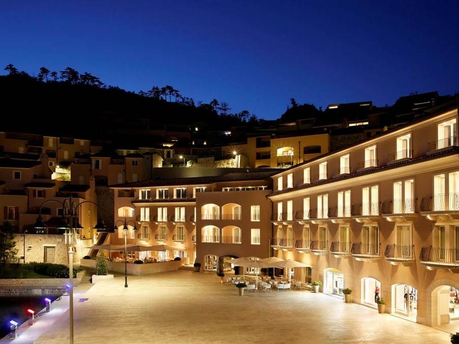 Il Falisia Resort, che si affaccia sulla piazzetta centrale del borgo e sul porticciolo, fa parte del portfolio The Luxury Collection ed è il primo cinque stelle dell'area. 