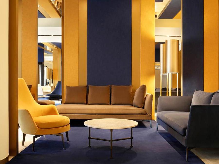 La lobby, come tutti gli altri spazi dell'hotel sono ispirati agli interni delle navi da crociera  nei vicini cantieri di Monfalcone. 