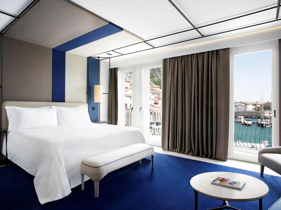 Una stanza vista porto. Anche nelle 65 camere e suite lo stile è quello delle navi da crociera, per l'impiego di metalli bruniti e tessuti bordeaux, senape e carta da zucchero. 