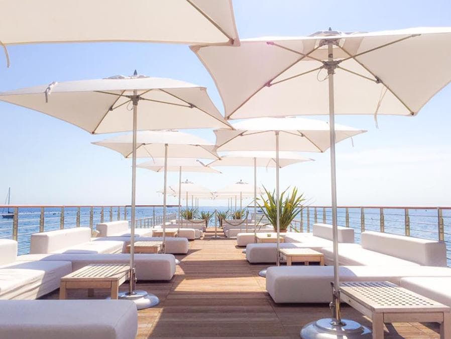 Il Beach Club con spiaggia e zona terrazze in legono, cabine con wifi. 