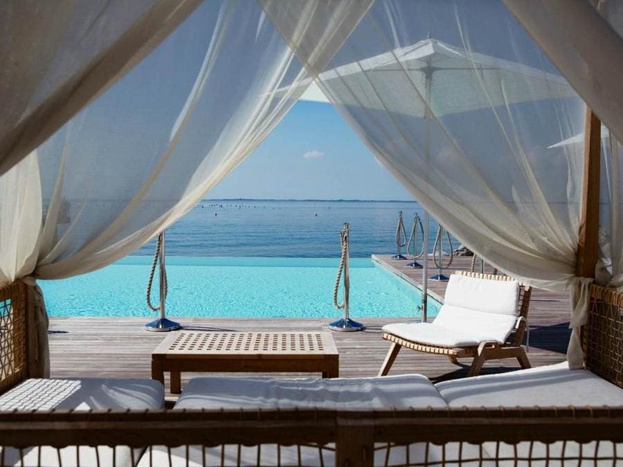 Del Beach Club fanno parte anche tre piscine, dove si può pranzare. 