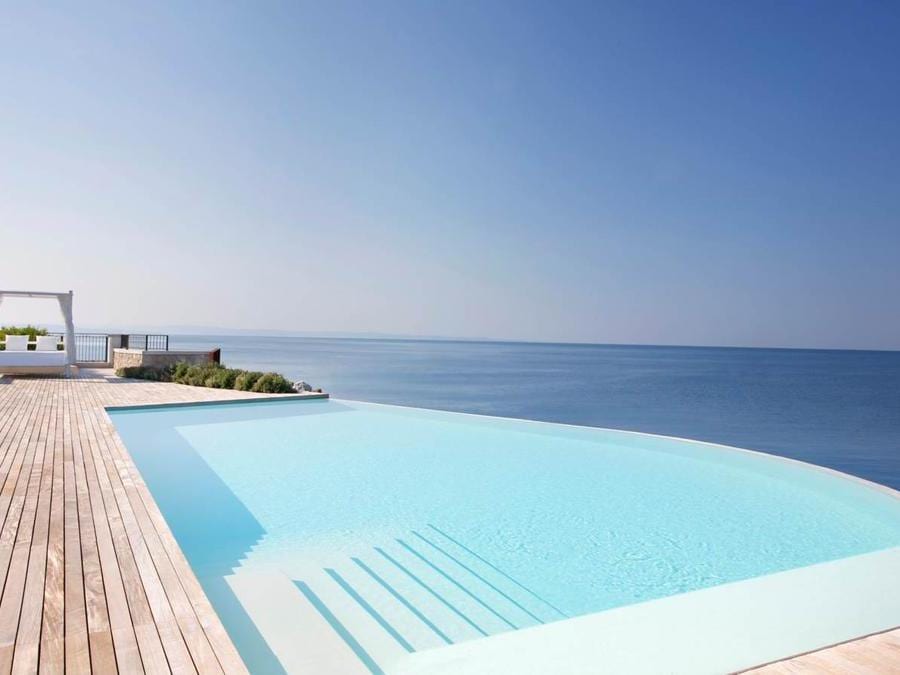 Una delle piscine, in uno degli scorci più sugestivi, a 70 metri sopra il livello del mare, può esssere prenotata in esclusiva, 