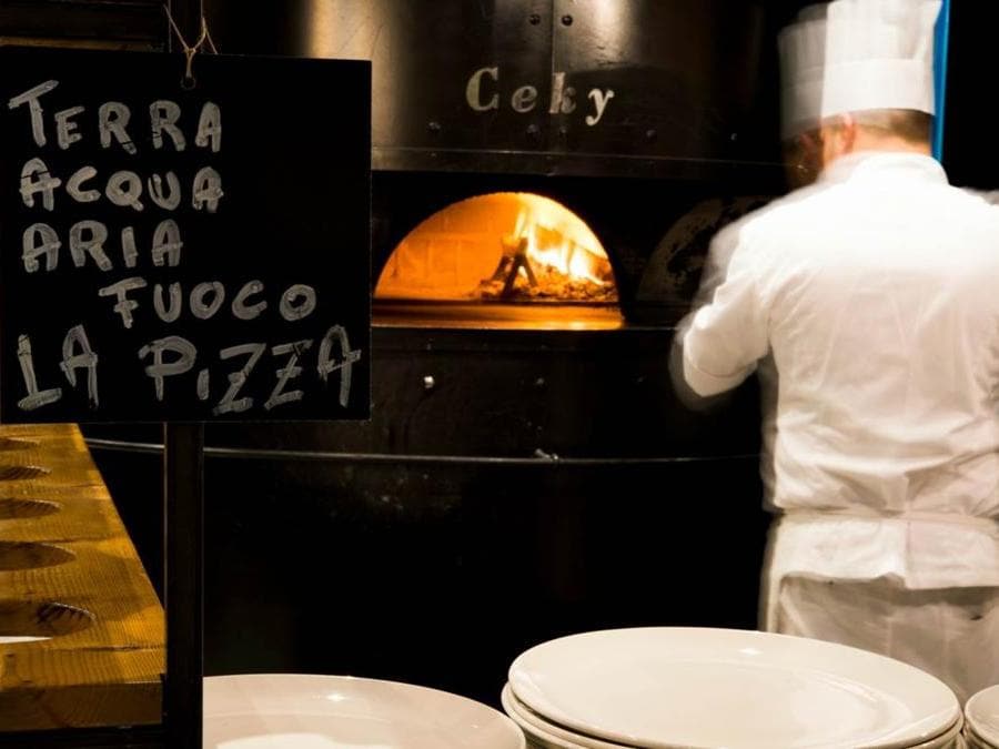 Tra i vicoli del borgo c'è anche una pizzeria con forno. Il pizzaiolo fa ricerca sulle farine e i lieviti e propone anche degustazioni con varianti tipo fior di latte, cime di rapa, acciughe e olive taggiasche oppure radicchio alla scapece, pinoli e Brie. 