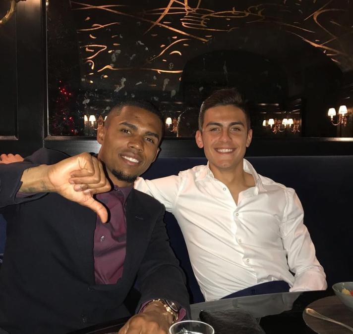 Paulo Dybala , Classe 1993, è attaccante della nazionale argentina e della Juventus. A gennaio 2018, durante una “pausa” dal campionato per via di un infortunio, ha sfilato sulla passerella di Dolce&Gabbana. In questa foto è con il suo compagno di squadra, ma rivale ai Mondiali, Douglas Costa. 