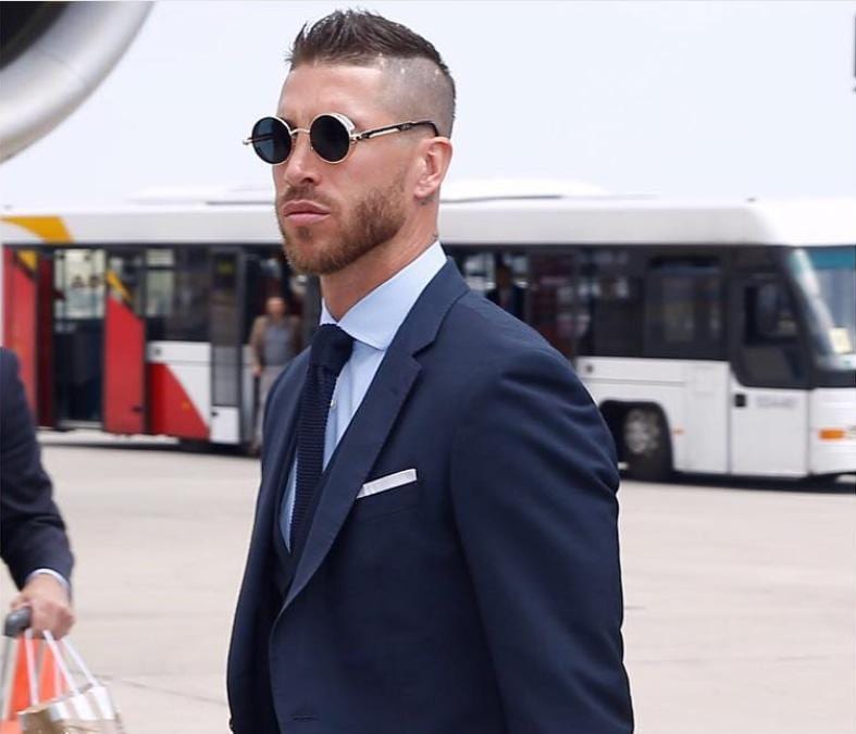 Sergio Ramos, classe 1986, è considerato uno dei difensori migliori al mondo. Pilastro del Real Madrid e della Spagna, con la nazionale spagnola ha vinto due europei e un mondiale. Ha tre figli.