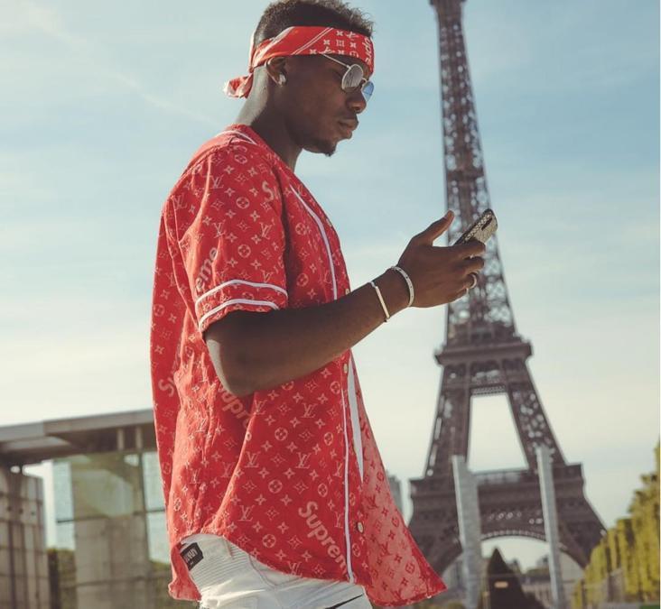 Paul Pogba. Classe 1993, francese ma originario della Guinea, in questi giorni gioca nei Bleu. Durante l'anno, almeno fino alla stagione 2017/2018, gioca nel Manchester United. Ha da poco creato una capsule collection di abbigliamento dalle influenze hip hop per Adidas. In questa foto indossa i capi Supreme x Lv.