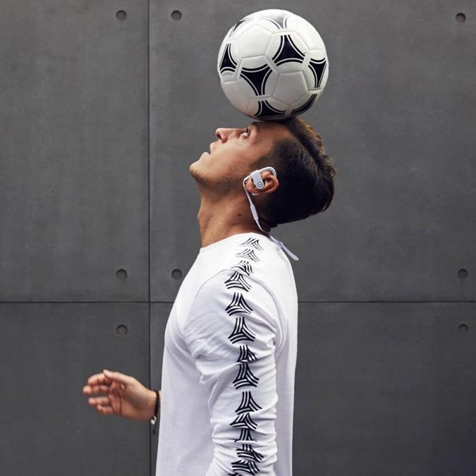 Mesut Ozil. Tedesco, ma di origini turche, è centrocampista della nazionale tedesca con la quale ha vinto il Mondiale 2014. Gioca, invece, nell'Arsenal. Ha un brand di abbigliamento di moda, inizialmente pensato per amici e familiari, oggi venduto anche online. Adora le auto.