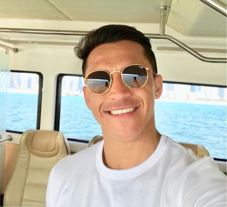 Alexis Sanchez. Classe 1988, cileno, dal gennaio 2018 è in forza al Manchester United. Considerato una sorta di bambino prodigio del calcio, ricevette le sue prime scarpe da calcio in regalo dal sindaco della sua città. Ha una passione per la recitazione, tanto che, una volta appesi gli scarpini al chiodo, vorrebbe “riciclarsi” nel mondo del cinema.