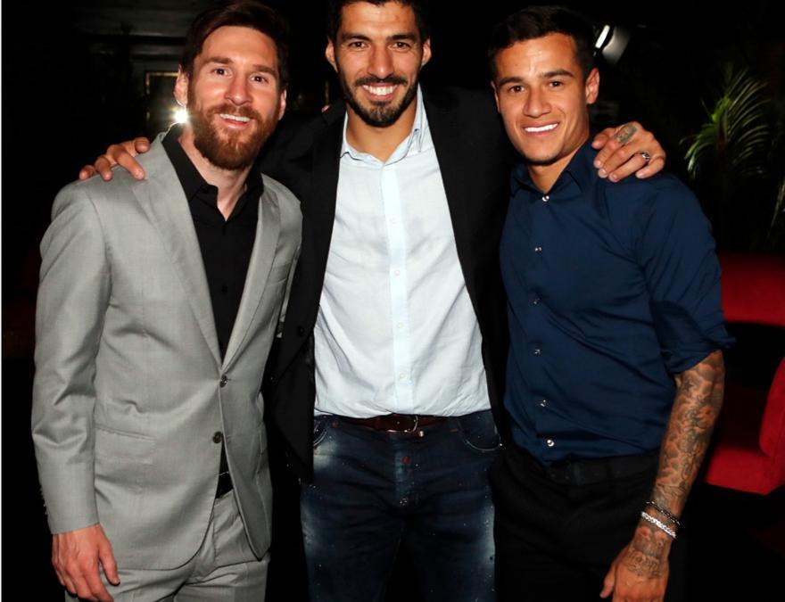 Philippe Coutinho. Centrocampista brasiliano, classe 1992, gioca nel Barcellona. Appassionato di tatuaggi, sfoggia sul petto la parola “Grateful”. In questa foto è con Leo Messi e Luis Suarez, suoi compagni blaugrana