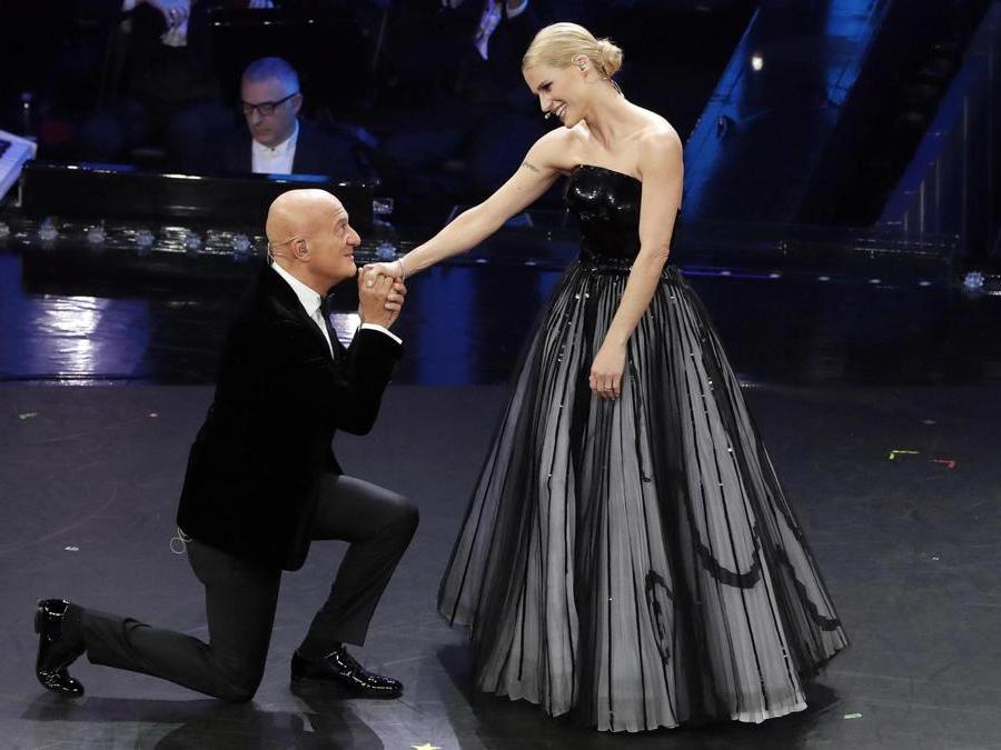 Claudio Bisio con Michelle Hunziker in Armani Privé (Ansa / Riccardo Antimiani)