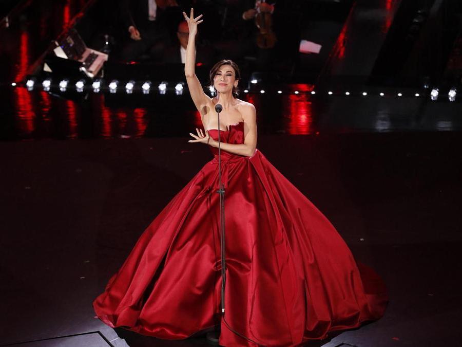 La seconda serata: Virginia Raffaele con una creazione su misura Atelier Emé (Ansa / Riccardo Antimiani)