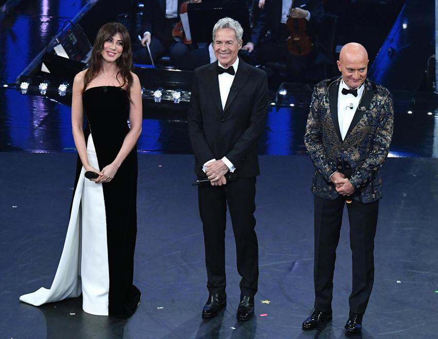 La prima serata: Virginia Raffaele in Armani Privé, Claudio Baglioni in Ermanno Scervino e Claudio Bisio in Etro 