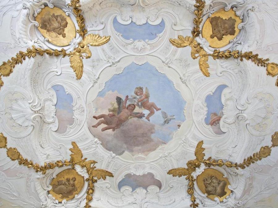 Aman Venice (Venezia). La Spa experience che offre l'hotel, Valentines Perfection, prevede relax totale con un bagno ai petali di rosa e oli da meditazione seguito da un'esfoliazione corpo con sali dell'Himalaya e oli rilassanti, un massaggio viso da 60 minuti e un cambio di smalto per le unghie. Il pacchetto Valentines Side-by-side Massage offre invece Il massaggio piedi Signature seguito da un massaggio schiena, collo e testa di 30 minuti