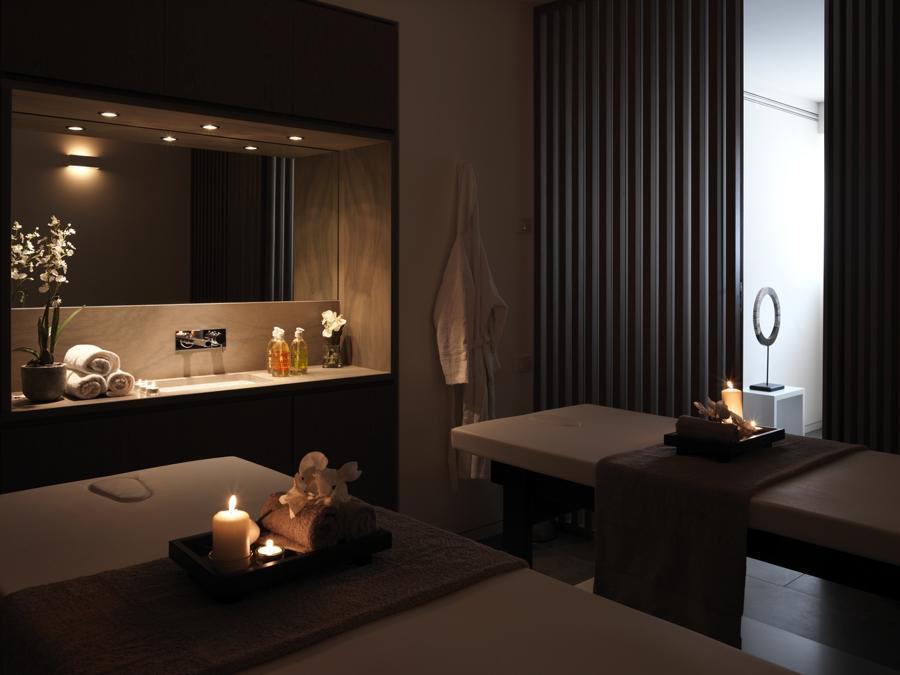 Park Hotel ai Cappuccini di Gubbio (PG). Si chiama Trattamento Dolce Vita il trattamento aromaterapico pensato per la coppia per San Valentino. Comincia con una delicata esfoliazione del corpo effettuata con cristalli di zucchero, che elimina dolcemente le cellule morte. Successivamente il massaggio rilassante effettuato con gli oli essenziali di arancio e mandarino andrà a rilassare il diaframma, permettendo così di raggiungere uno stato di profondo benessere psico-fisico ed emotivo. A questo si aggiunge un'esperienza gourmand con due cene all'insegna dei sapori della tradizione