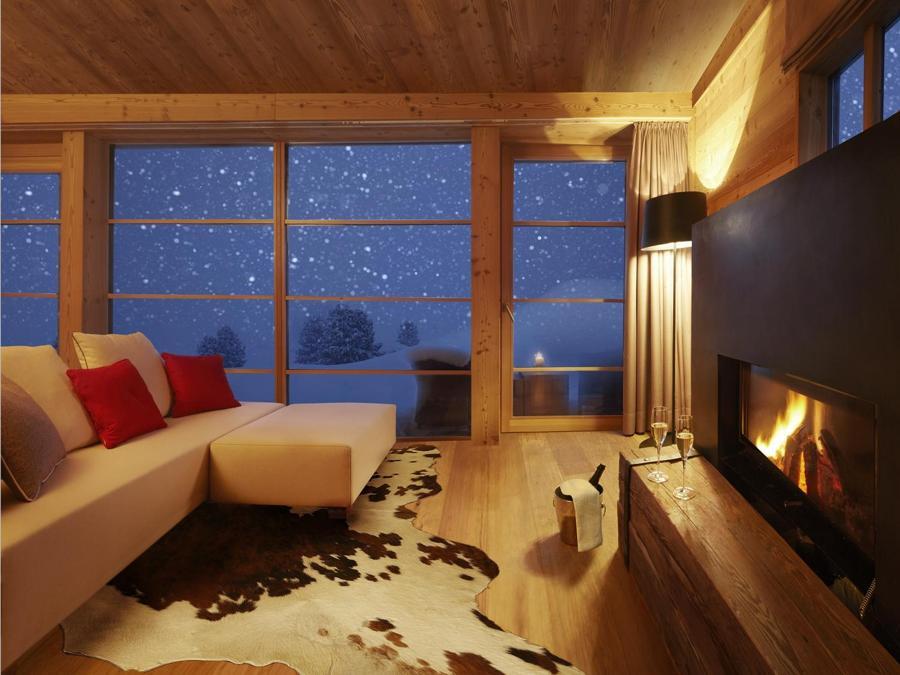 Adler Lodge Alpe. Il pacchetto Poesia d'Amore è pensato per offrire quite e pace alle coppie nella sala relax panoramica “sotto le stelle”, una zona spa con sauna al fieno e sauna finlandese, una piscina interna collegata a quella esterna riscaldata; masaggio di coppia in camera e la possibilità di un giro romantico su una carrozza trainata dai cavalli