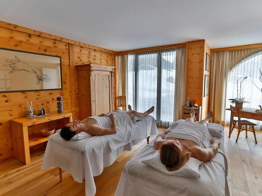 Romantik Hotel Santer di Dobbiaco (BZ). Nella Private Spa per due - una lussuosa cabina composta da due vasche di legno di larice con idromassaggio, un lettino di fieno con cuscini imbottiti da erbe profumate e una cabina ad infrarossi – si può scegliere un bagno alle rose persiane, profumatissimo e nutriente per l'epidermide, nella vasca di larice, per poi concedersi un massaggio alla schiena con olio aromatico, mentre il partner si rilassa nella cabina a raggi infrarossi. Alla fine del trattamento si potrà brindare all'amore con un buon calice di Prosecco e dei tramezzini. Da non perdere il massaggio di coppia Hot Chrystal Relax con Quarzo Rosa, effettuato con pietre e oli caldi, con la cosiddetta pietra del cuore, il quarzo rosa, per un effetto terapeutico sul corpo e sulla mente, che favorisce sensibilità, disponibilità e calma