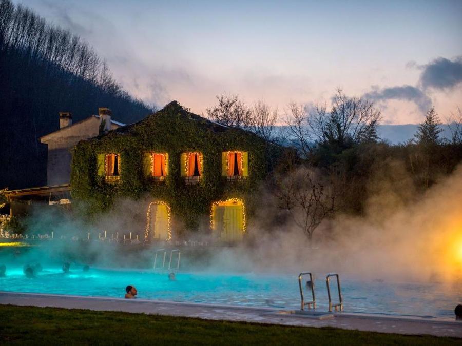 Hotel Terme Preistoriche di Montegrotto Terme (PD. I vapori delle piscine termali aperte fino a mezzanotte si innalzano soffusi sui boschi ai piedi del Colle di Berta, creando un'atmosfera magica da ammirare insieme al vostro partner, nel giorno più romantico dell'anno. Al dolce bagno notturno, l'hotel propone in aggiunta il trattamento lui e lei, con percorsi mirati per i gusti ed esigenze di entrambi i partner: per lei un goloso trattamento levigante I love chocolate; per lui l'Hot Stone Therapy e il rituale di ossigeno e thalasso che ridona vigore e forza