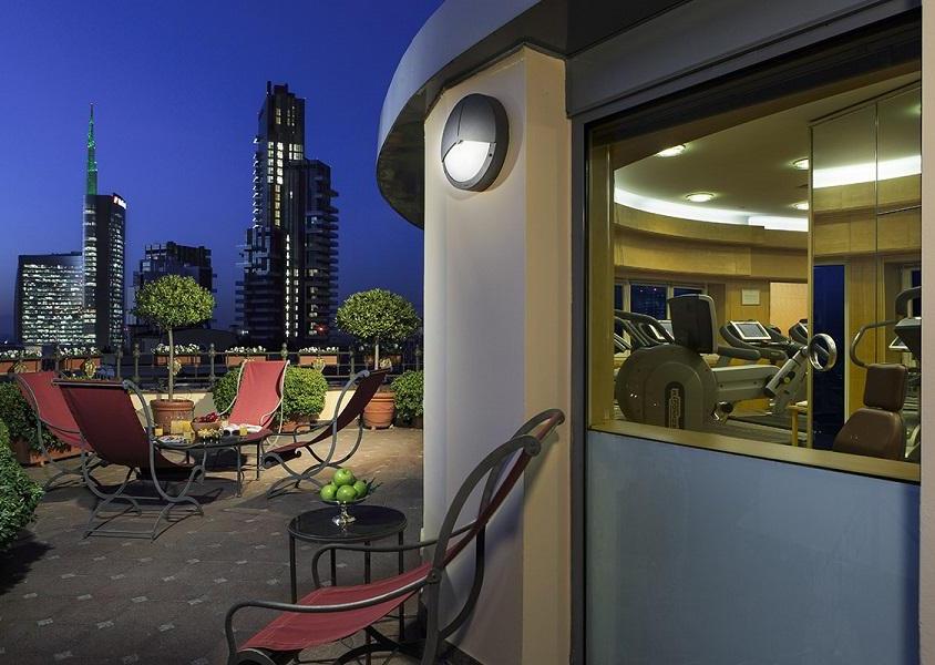Hotel Principe di Savoia Milano. In una esclusiva suite dell'Hotel la coppia scoprirà i benefici di Tranquillity Ritual, il trattamento Comfort Zone che, in soli 60 minuti, infonde una profonda e duratura sensazione di benessere grazie a un massaggio connettivale che contrasta le contratture muscolari e allevia gli stati di tensione. Al termine dei trattamenti, luci soffuse, petali di rose, champagne e fragole.
