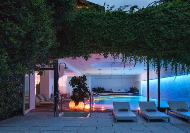 L'Albereta Relais & Chateaux di Erbusco (BS). La proposta A San Valentino… celebrate l'amore!, include una notte in una delle camere del resort 5 stelle, cioccolatini, un aperitivo per due al VistaLago Bistrò, cena romantica e colazione in camera. E poi una proposta relax con un massaggio corpo e l'accesso libero alla zona Aqua-fitness de l'Espace Chenot Health Wellness Spa