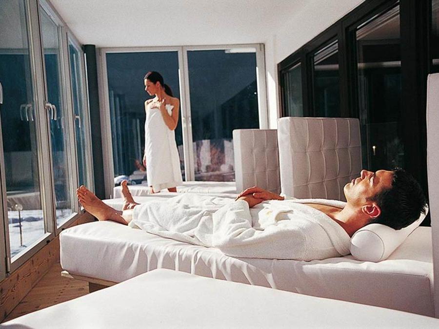 Romantik Hotel Post Cavallino Bianco di Nova Levante (BZ). In un centro benessere panoramico di 1.500 mq gli innamorati potranno usufruire del pacchetto 2 cuori e una Spa con bagno ai petali di rosa nella vasca dell'Imperatore, un massaggio corpo Vitalstone e un CavallinoSpa Rasul, merenda con dolci fatti in casa. Il pacchetto Romantik in due invece comprende un bagno ai petali di rosa, un massaggio corpo rilassante Vital Boli alle erbe calde un trattamento viso St. Barth Pureness per lei, un massaggio sportivo Vitality per lui, dolci fatti in casa e spuntini al pomeriggio e, in omaggio, prodotti della esclusiva linea cosmetica CavallinoSpa (2 saponi, 1 bagnoschiuma e 1 crema corpo)