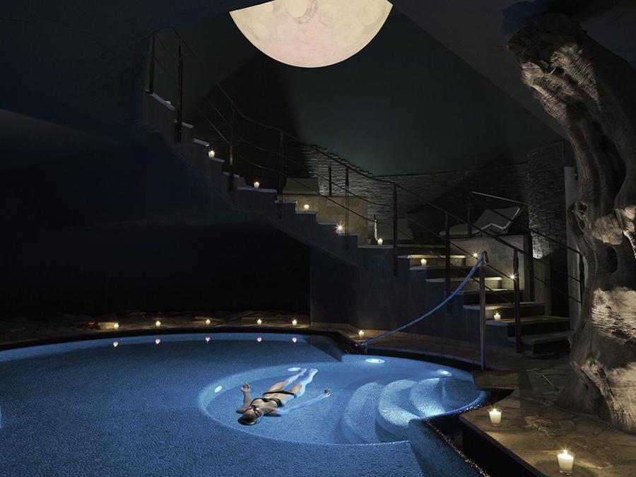 Lefay Resort & SPA Lago di Garda. Viaggio per due con cena romantica a lume di candela unita a un percorso benessere nella suggestiva atmosfera del lago salino “La Luna nel Lago”. E poi Spumante e cioccolatini in camera, aperitivo “Red Passion” e Ingresso al Mondo Lefay Spa di 3.800 mq con piscine, saune, centro fitness e zone relax