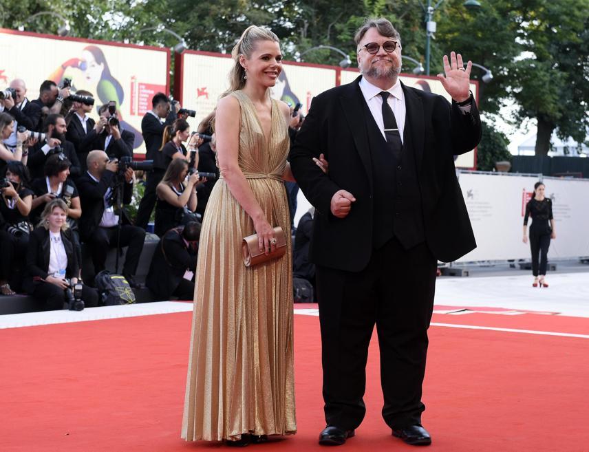 Guillermo del Toro in Giorgio Armani insieme alla moglie