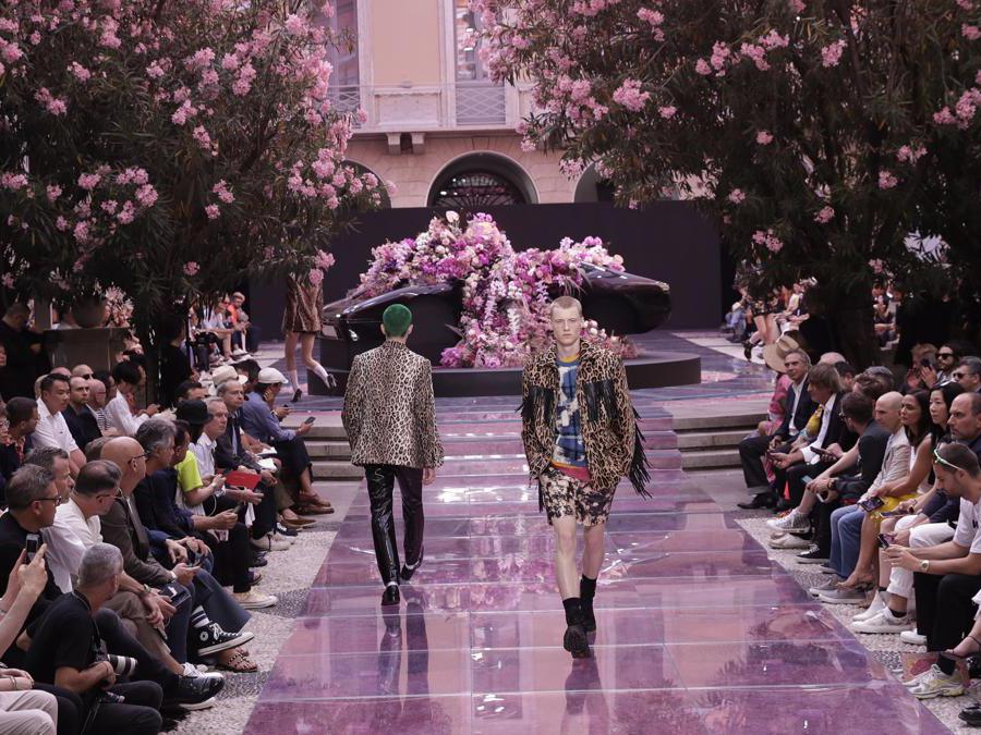 Da Armani a Versace, la creatività italiana diventa concretezza - Il Sole  24 ORE