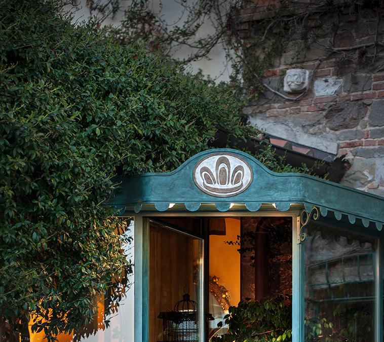 L'Albereta. Nascosta, quasi a esserne protetta da una natura seducente, il Relais & Châteaux L'Albereta domina il suggestivo paesaggio della Franciacorta: i giardini botanici, le sculture, le vigne antiche. Ha aperto i battenti il 23 settembre 1993, con 9 camere, tra la villa e la Torre Bellavista.
