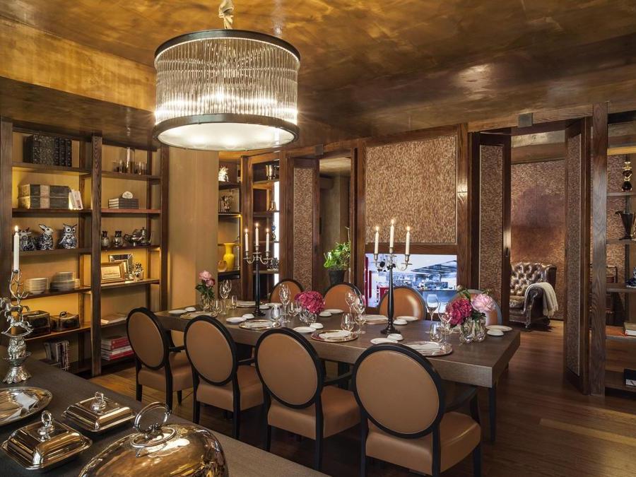 L'Albereta. Il nuovo ristorante LeoneFelice, curato dallo chef pugliese Fabio Abbattista, proveniente dall'Unico di Milano. Con la consulenza della società At Carmen, hanno optato per una cucina di qualità ma di orientamento famigliare.