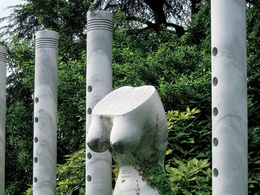 - L'Albereta. Il culmine del mecenatismo artistico della famiglia Moretti è rappresentato dal Parco delle Sculture di Franciacorta, museo all'aperto dove hanno trovato dimora, in un intrigante dialogo con la natura, 13 sculture di arte contemporanea, da L'Albereta alle vicine Bellavista e Contadi Castaldi, sempre dei Moretti.
