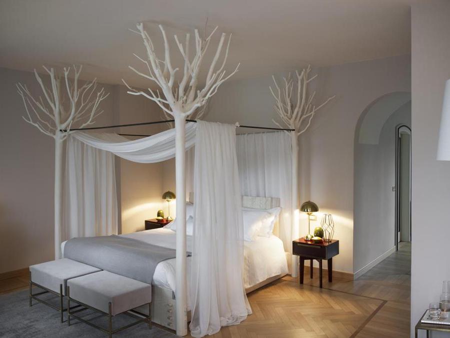L'Albereta ha oggi 57 camere, di cui 19 suite, una diversa dall'altra. L'antica residenza del custode della villa è ora la Casa del Bosco, con 3 camere realizzate con la collaborazione della sorella Valentina Moretti. Nella junior suite il letto a baldacchino sorretto da veri alberi è opera di Giuseppe Rivadossi. 
