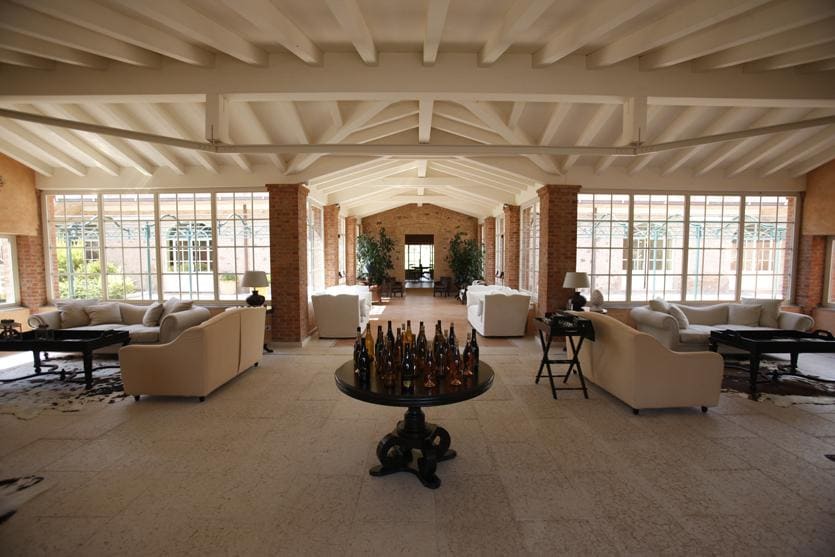 L'Andana. Avvolta dall'esuberanza rigogliosa di una natura ancora per molti aspetti selvaggia, Casa Badiola Tuscan Inn è nata per dare consistenza ai sogni di chi si sente un “viaggiatore dell'anima”, alla ricerca di un luogo dove aprirsi a nuove esperienze ed entrare in contatto con il proprio “paesaggio interiore”. Dietro casa, c'è il green privato. 