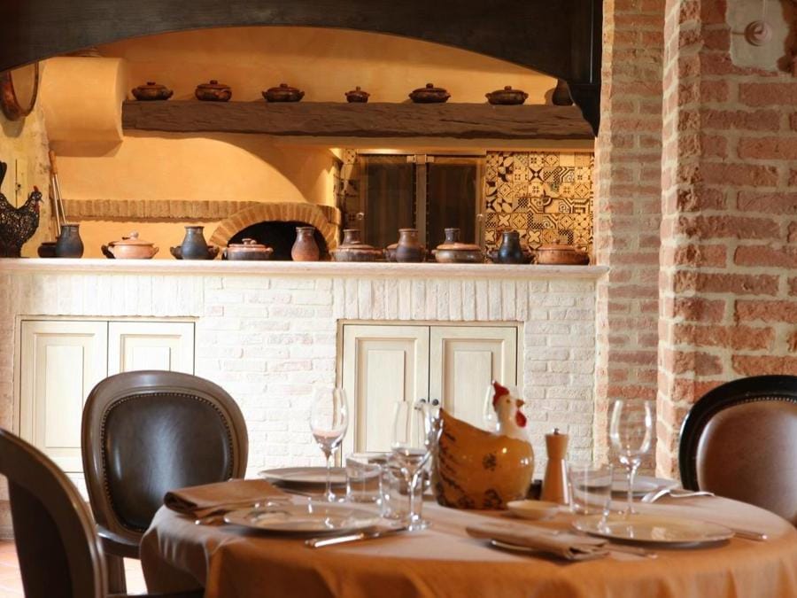 L'Andana. La Trattoria Enrico Bartolini è entrata ufficialmente nel 2016 nell'olimpo dei migliori ristoranti, conquistando il riconoscimento più ambito, la Stella Michelin. Il ristorante de L'Andana è stato quindi consacrato dalla guida più autorevole del mondo come un tempio del buon cibo. 
