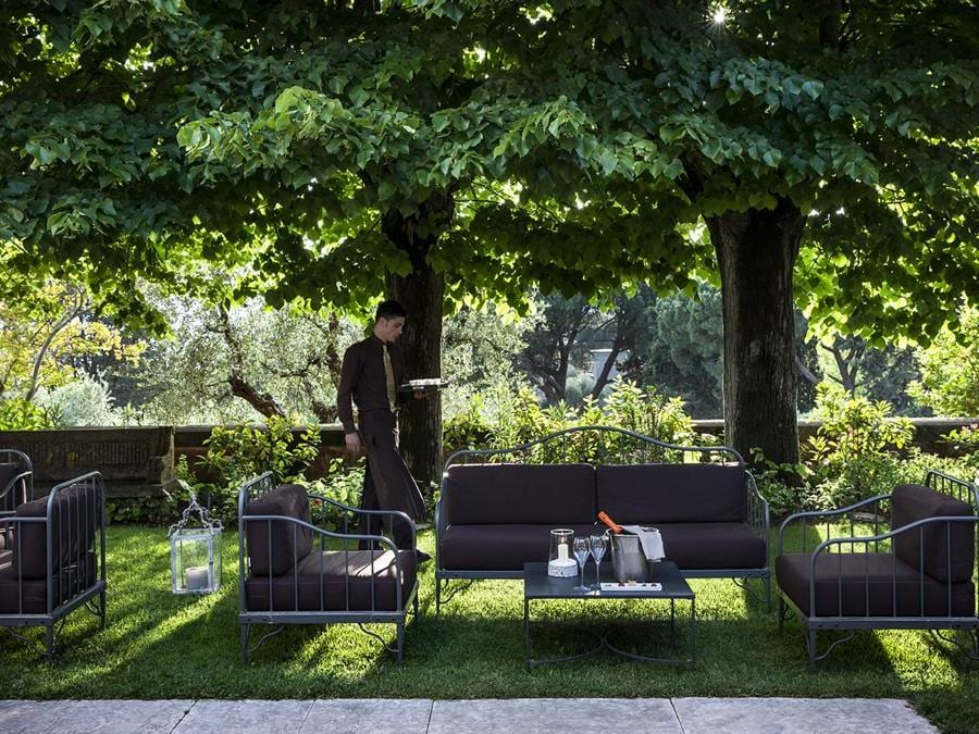 L'Andana è composta da due corpi principali, la Villa e la Fattoria, collegate tra loro da un luminoso Giardino d'Inverno, spazio accogliente e informale, realizzato in ferro e vetro, che ospita la reception e la lobby dell'hotel. 