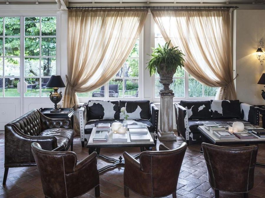 L'Andana è composta da due corpi principali, la Villa e la Fattoria, collegate tra loro da un luminoso Giardino d'Inverno, spazio accogliente e informale, realizzato in ferro e vetro, che ospita la reception e la lobby dell'hotel. 