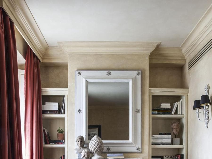 - L'Andana. Le 13 suite, situate nel corpo della Villa e nella Fattoria, sono dimore private e si differenziano l'una dall'altra per decori e atmosfera. 