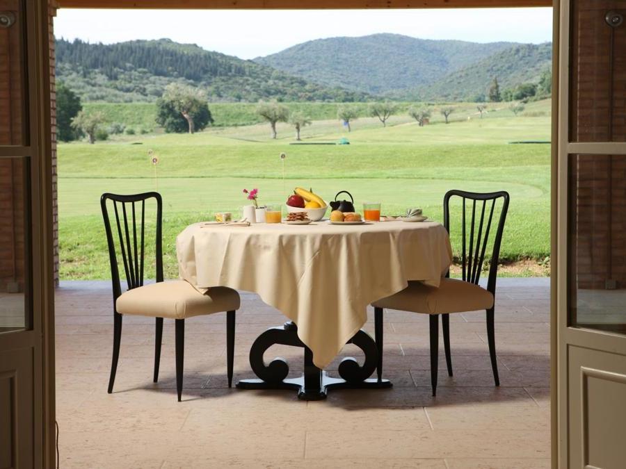 L'Andana. Sono 14 in tutto le camere e le suite di Casa Badiola Tuscan Inn, dépendance dell'Andana: ognuna ha vista sul green e sulle vicine colline, punteggiate da ulivi, lecci, corbezzoli e lentischi, una piccola cucina e terrazza privata. 