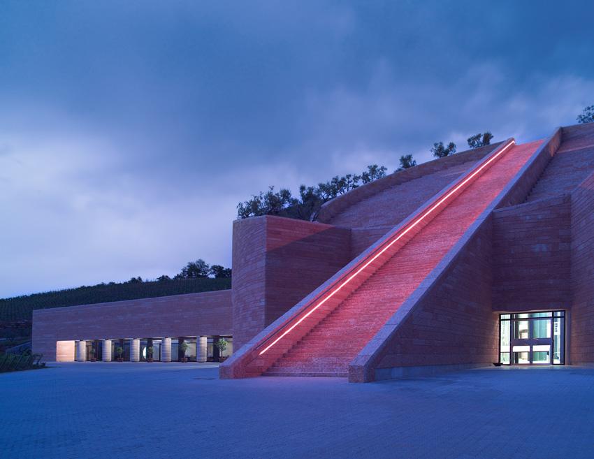 Petra Wine. Tra le colline metallifere di Suvereto, la cantina Petra, progettata dall'architetto Mario Botta, esalta il paesaggio rurale di vigneti affacciati sul mare, davanti all'Isola d'Elba. La tenuta in particolare, e della produzione vinicola di Terra Moretti, si occupa Francesca Moretti. 