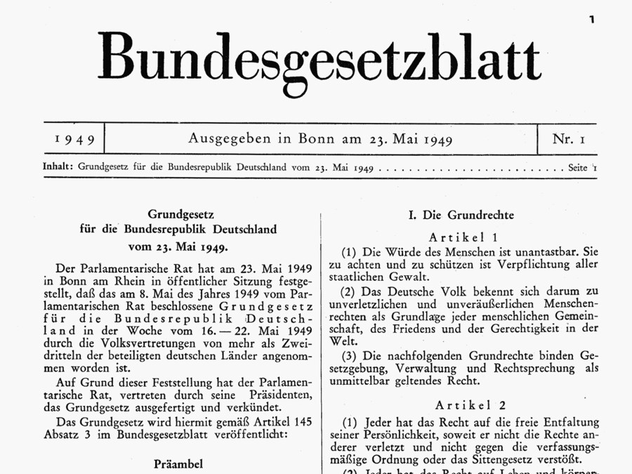 Germania - Articolo 1 (Protezione della dignità umana). (1) La dignità dell'uomo è intangibile. È dovere di ogni potere statale rispettarla e proteggerla. (2) Il popolo tedesco riconosce gli inviolabili e inalienabili diritti dell'uomo come fondamento di ogni comunità umana, della pace e della giustizia nel mondo. (3) I seguenti diritti fondamentali vincolano la legislazione, il potere esecutivo e la giurisdizione come diritti direttamente applicabili.