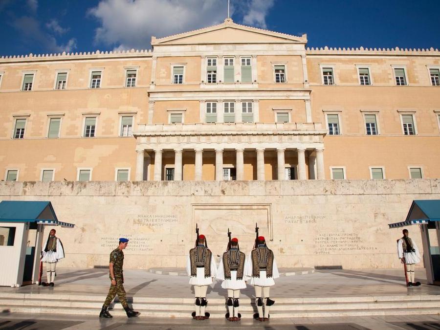 Grecia. Il parlamento greco (Marka)  Articolo. 1.  1) La forma di governo della Grecia è quella della Repubblica parlamentare. 2) La sovranità popolare costituisce il fondamento del regime politico. 3) Tutti i poteri emanano dal popolo, esistono per il popolo e la Nazione, e sono esercitati come è prescritto dalla Costituzione.  